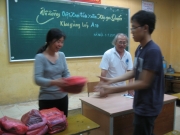 Huấn luyện viên chính - Phụ trách lớp Hoàng Phương Dung trao võ phục và sách cho các anh hị em môn sinh lớp A19